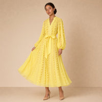 Robe fluide en voile SAKIWE jaune portée, de trois quarts