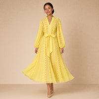 Robe fluide en voile SAKIWE jaune portée, en marchant