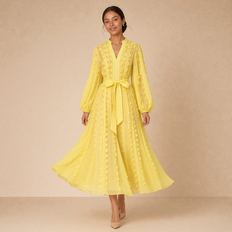 Robe fluide en voile SAKIWE jaune portée, en marchant