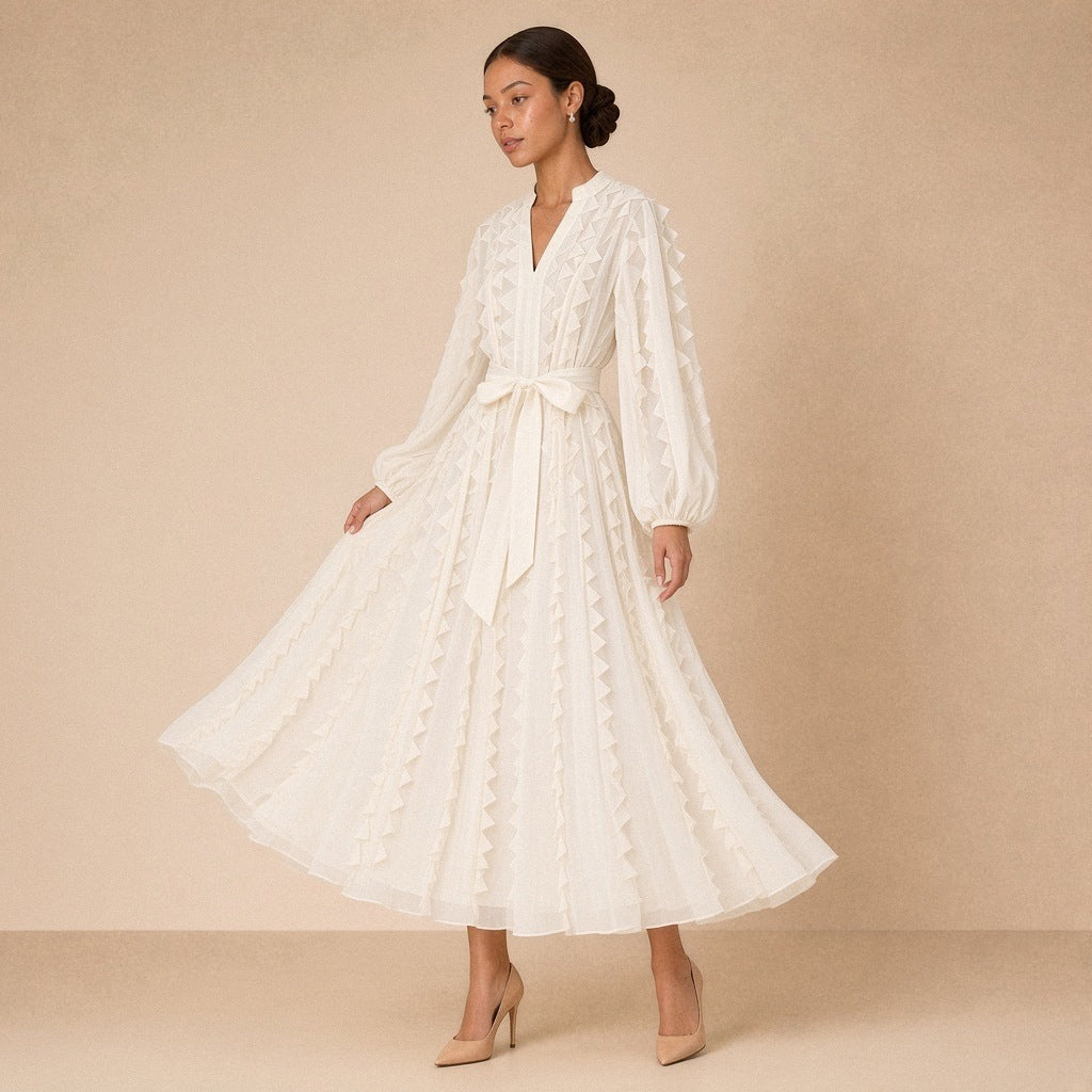 Robe fluide en voile SAKIWE blanc cassé portée, de trois quarts