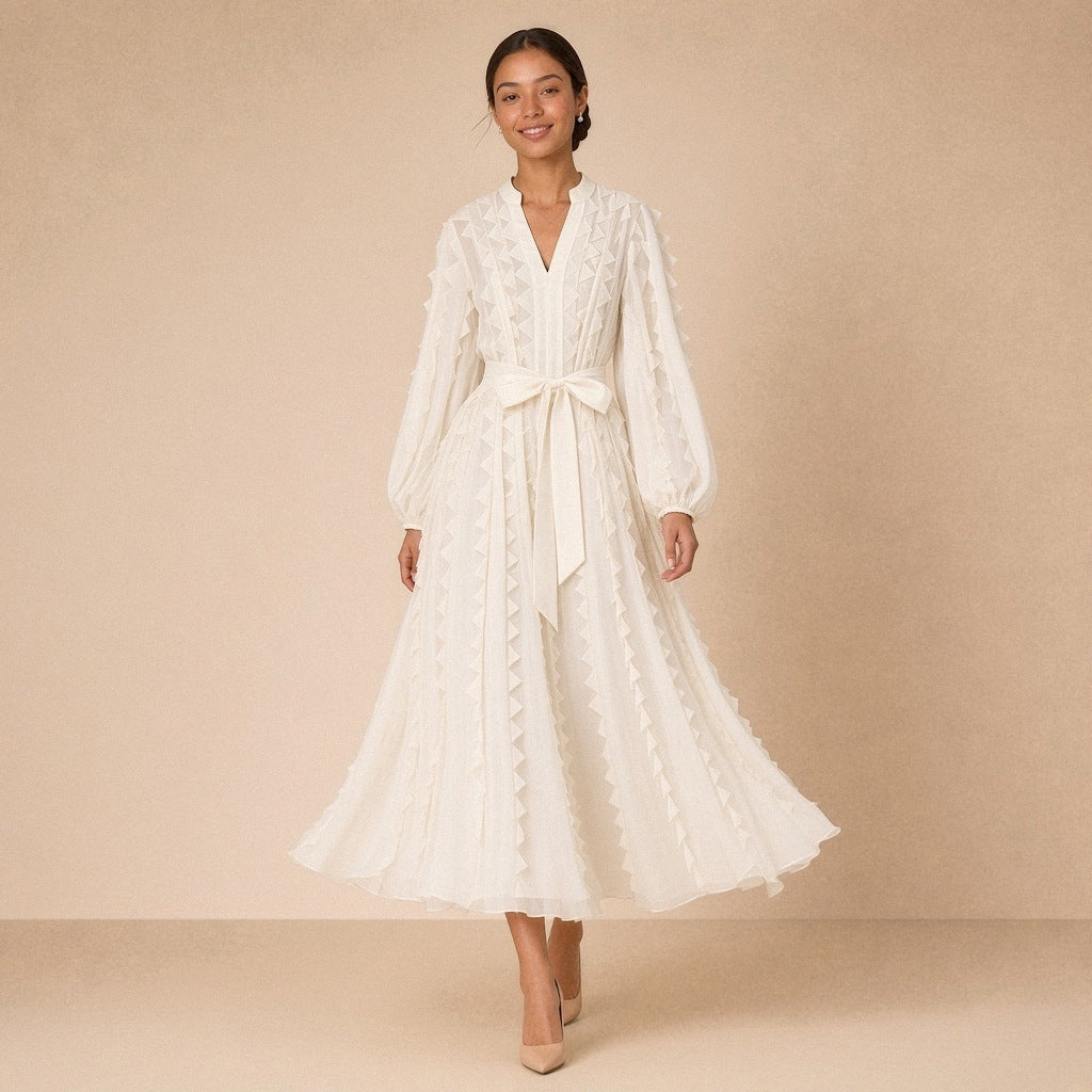Robe fluide en voile SAKIWE blanc cassé portée, en marchant