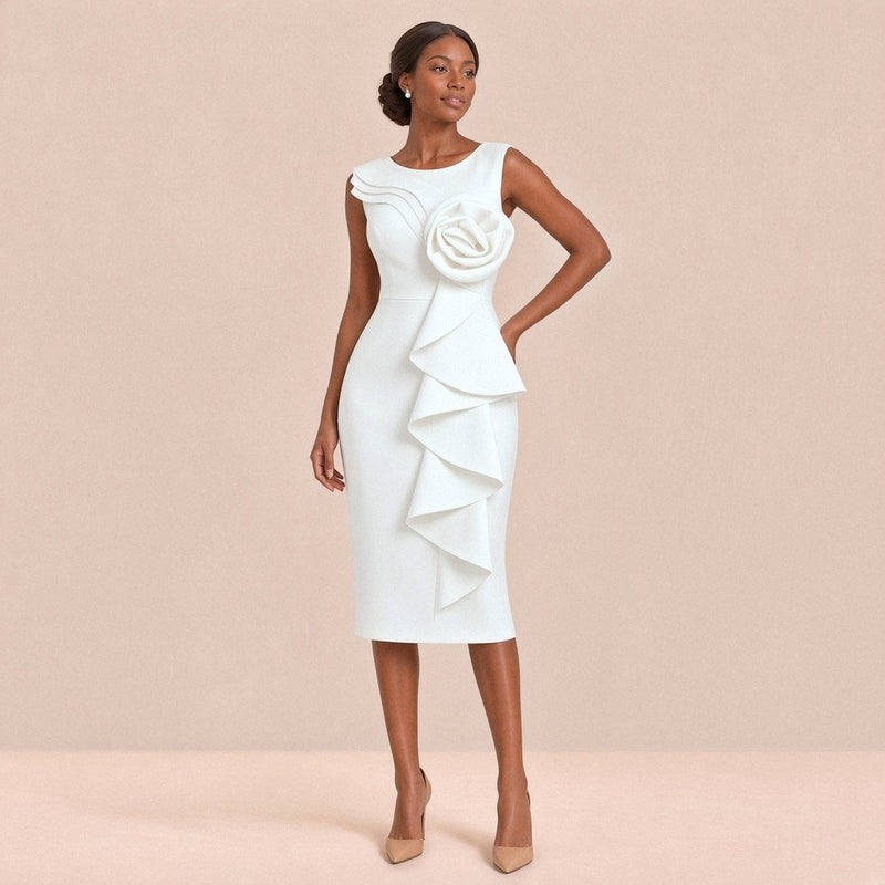 Robe fourreau midi sans manches à rose 3D et volants en cascade – Blanc, vue de trois-quarts