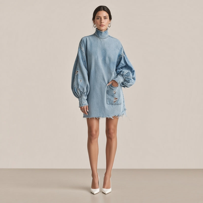 Robe en jean oversize délavée SAKIWE bleu clair, vue de face, main dans la poche