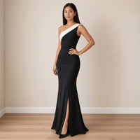 Robe longue une épaule noire et blanche, vue de trois-quarts – SAKIWÉ