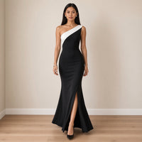 Robe sirène noire à fente portée en marchant – SAKIWÉ