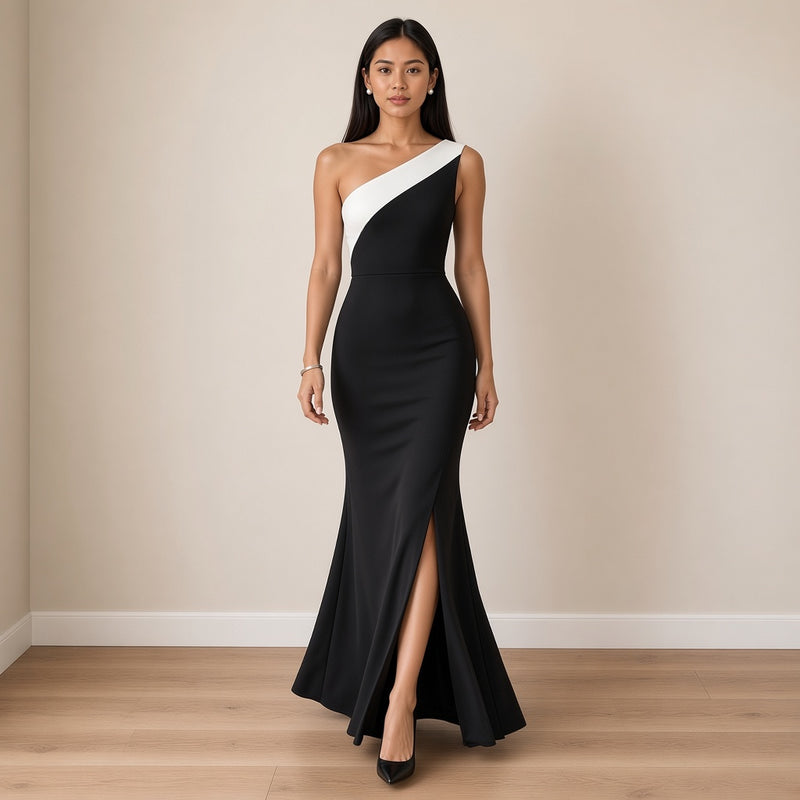 Robe sirène noire à fente portée en marchant – SAKIWÉ