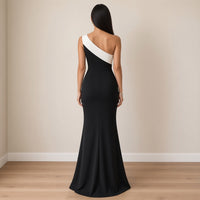 Dos de la robe longue noire à bande blanche – SAKIWÉ
