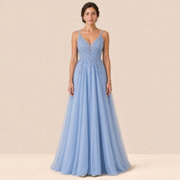 Robe longue bleu clair en tulle et dentelle perlée, décolleté en V, dos lacé et fente