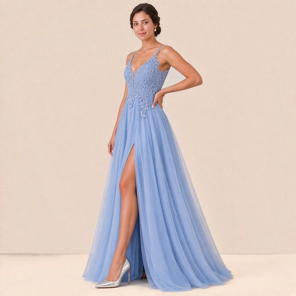 Robe longue bleu clair SAKIWE de trois quarts, jupe en tulle avec fente haute