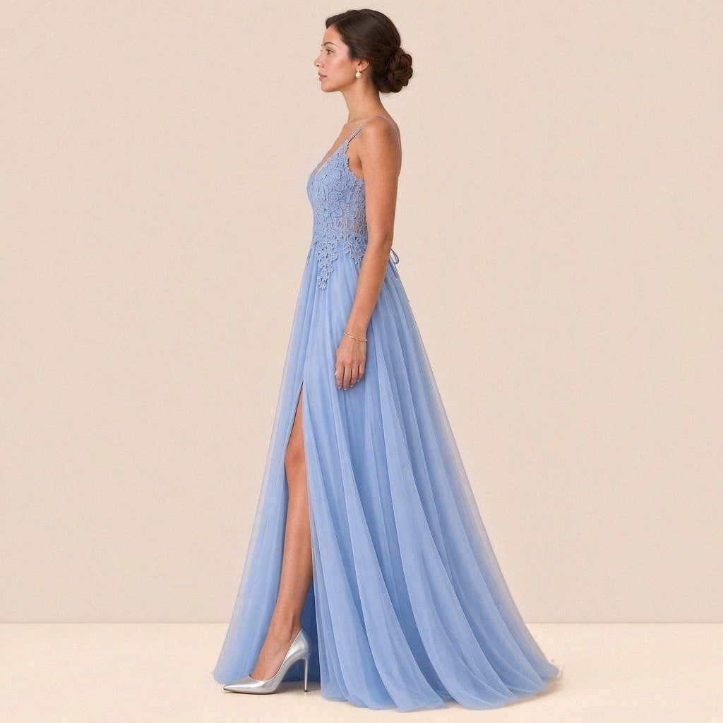 Robe longue bleu clair SAKIWE de profil, jupe en tulle évasée et fendue