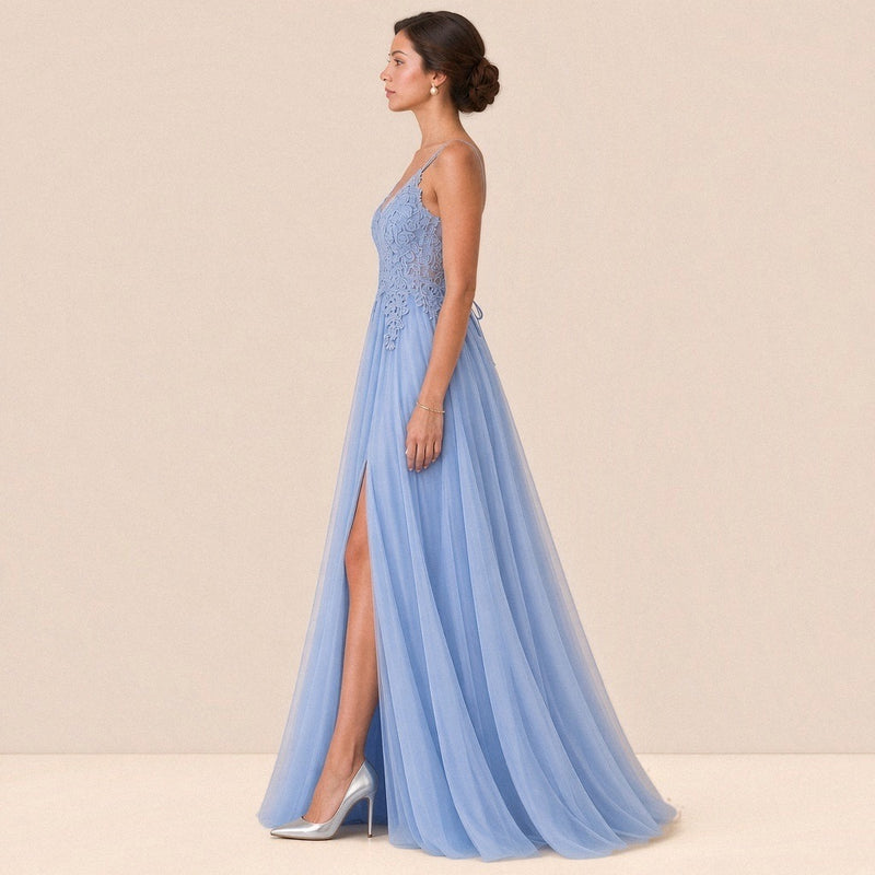 Robe longue bleu clair SAKIWE de profil, jupe en tulle évasée et fendue