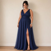 Robe longue bleu marine en tulle scintillant à décolleté en V, vue de face – SAKIWÉ