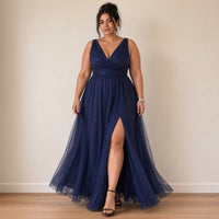 Robe longue bleu marine en tulle scintillant à décolleté en V, portée en marchant – SAKIWÉ