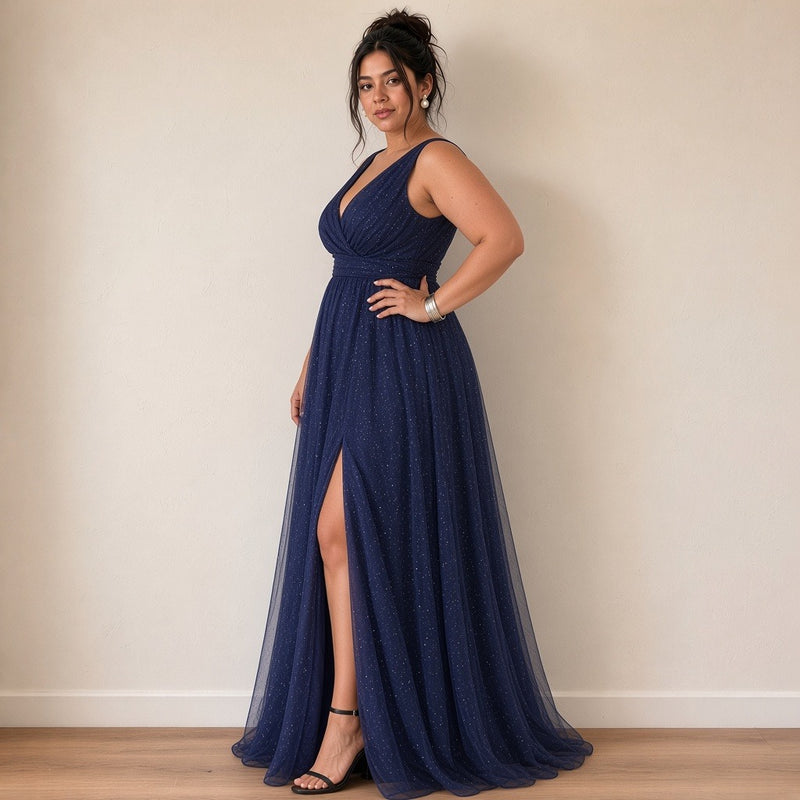 Robe longue bleu marine en tulle scintillant à décolleté en V, vue de profil – SAKIWÉ