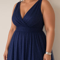 Robe longue bleu marine en tulle scintillant à décolleté en V, détail du buste drapé et de la taille froncée – SAKIWÉ