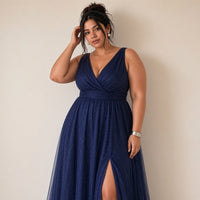 Robe longue bleu marine en tulle scintillant à décolleté en V, portrait jusqu’aux genoux – SAKIWÉ