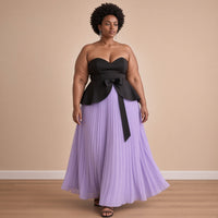Robe longue bustier noir et jupe plissée lilas, en mouvement – SAKIWÉ
