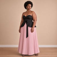 Robe longue bustier noir et jupe plissée rose, vue de trois-quarts – SAKIWÉ