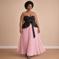 Robe longue bustier noir et jupe plissée rose, en mouvement – SAKIWÉ
