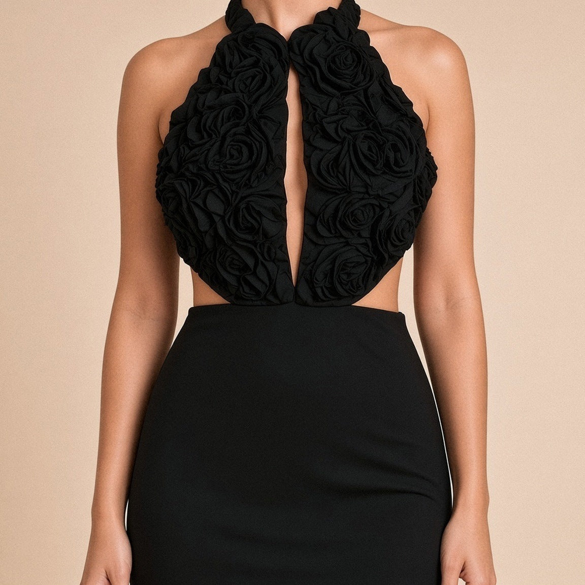 Robe longue dos nu à col licou, buste à roses en relief et dos lacé – Noir, détail du buste à roses en relief