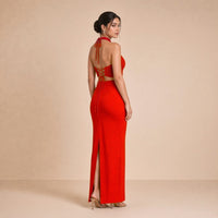 Robe longue dos nu à col licou, buste à roses en relief et dos lacé – Rouge, vue de dos de trois-quarts