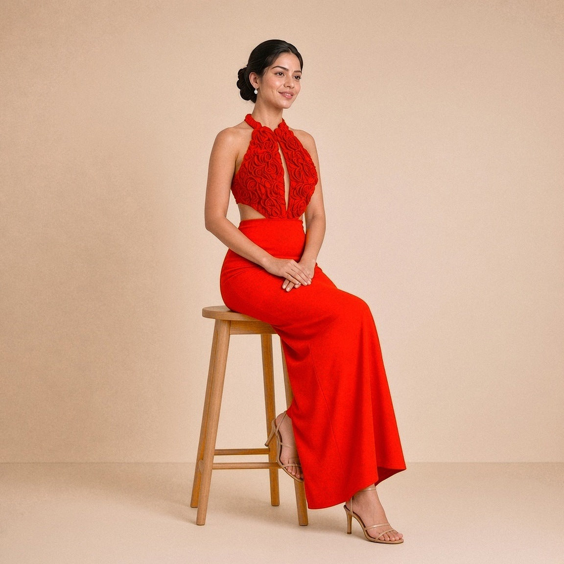 Robe longue dos nu à col licou, buste à roses en relief et dos lacé – Rouge, assise
