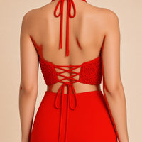Robe longue dos nu à col licou, buste à roses en relief et dos lacé – Rouge, détail du dos lacé