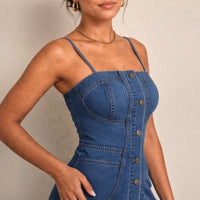 Robe longue en jean à bretelles SAKIWE, coloris bleu foncé, détail du buste et du boutonnage