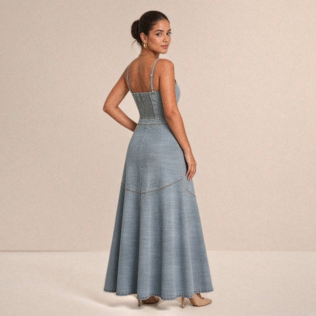 Robe longue en jean à bretelles SAKIWE, coloris bleu clair, de dos de trois quarts