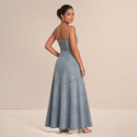 Robe longue en jean à bretelles SAKIWE, coloris bleu clair, de dos de trois quarts