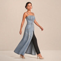 Robe longue en jean à bretelles SAKIWE, coloris bleu clair, en marche