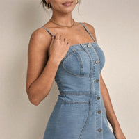 Robe longue en jean à bretelles SAKIWE, coloris bleu clair, détail du buste et du boutonnage