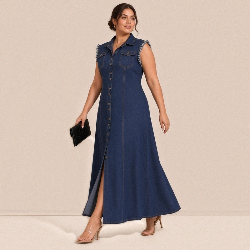 Robe longue en jean SAKIWE, coloris bleu foncé, en marche avec la fente devant