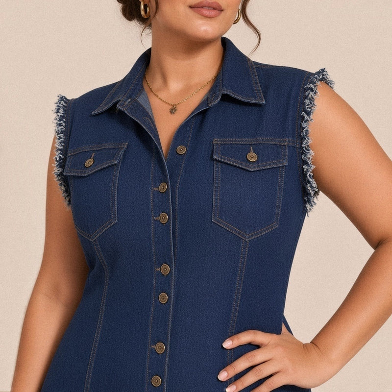 Robe longue en jean SAKIWE, coloris bleu foncé, détail du col chemise, des poches poitrine et des emmanchures effilochées