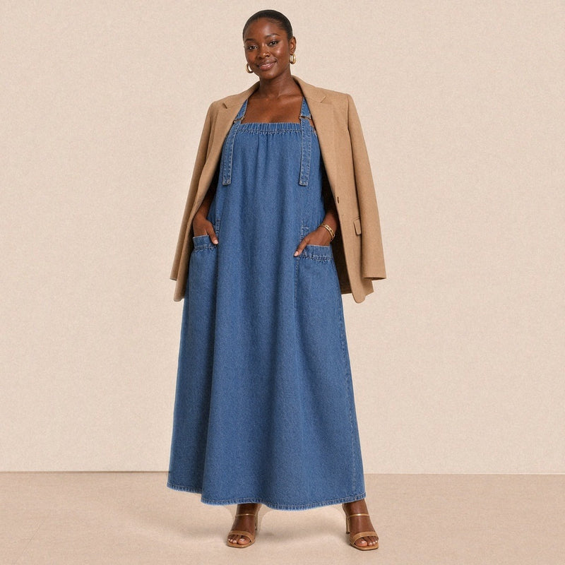 Robe longue ample en jean bleu SAKIWE portée de face