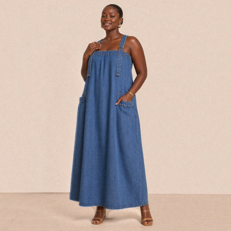 Robe longue en jean SAKIWE de trois quarts : encolure carrée froncée et bretelles réglables