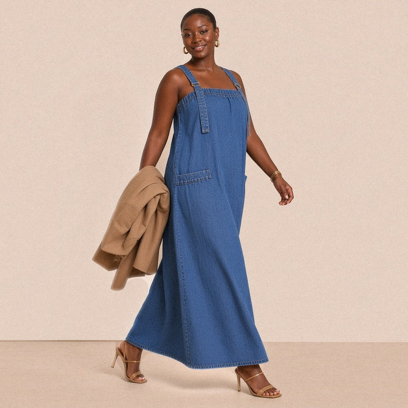 Robe longue en jean à bretelles SAKIWE portée en marchant
