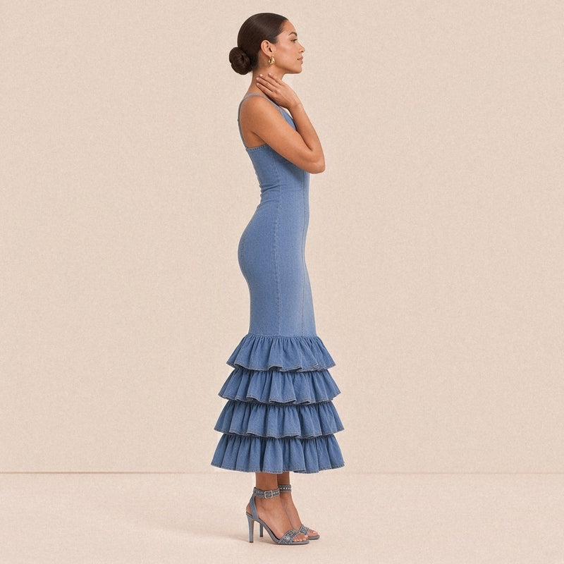 Robe en jean ajustée vue de profil, volants étagés à mi-mollet
