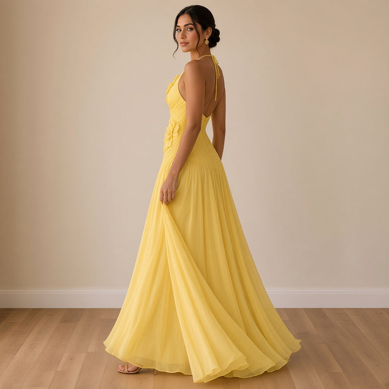 Robe longue licou en mousseline jaune à fleurs 3D, vue de trois-quarts dos – SAKIWÉ
