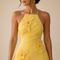 Robe longue licou en mousseline jaune à fleurs 3D, détail du buste plissé et des fleurs – SAKIWÉ