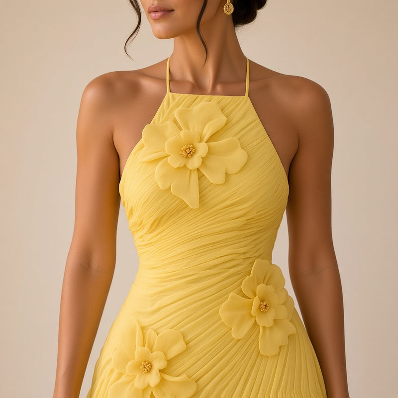 Robe longue licou en mousseline jaune à fleurs 3D, détail du buste plissé et des fleurs – SAKIWÉ