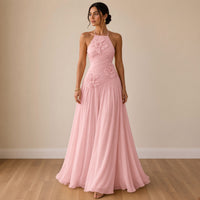 Robe longue licou en mousseline rose poudré à fleurs 3D, vue de face – SAKIWÉ