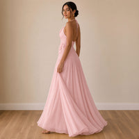 Robe longue licou en mousseline rose poudré à fleurs 3D, vue de trois-quarts dos – SAKIWÉ