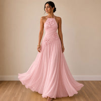 Robe longue licou en mousseline rose poudré à fleurs 3D, en mouvement – SAKIWÉ