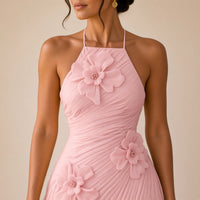 Robe longue licou en mousseline rose poudré à fleurs 3D, détail du buste plissé et des fleurs – SAKIWÉ