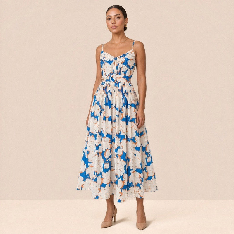 Robe longue plissée à fines bretelles et ceinture à boucle ronde, imprimé blanc et bleu, vue de face