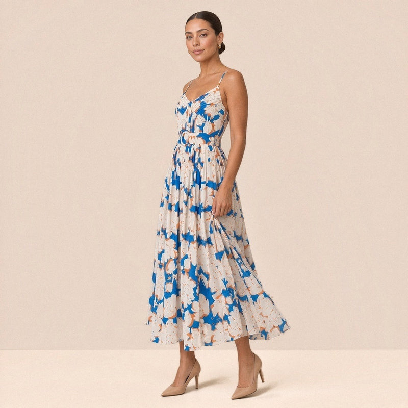Robe longue plissée à fines bretelles et ceinture à boucle ronde, imprimé blanc et bleu, vue de trois-quarts