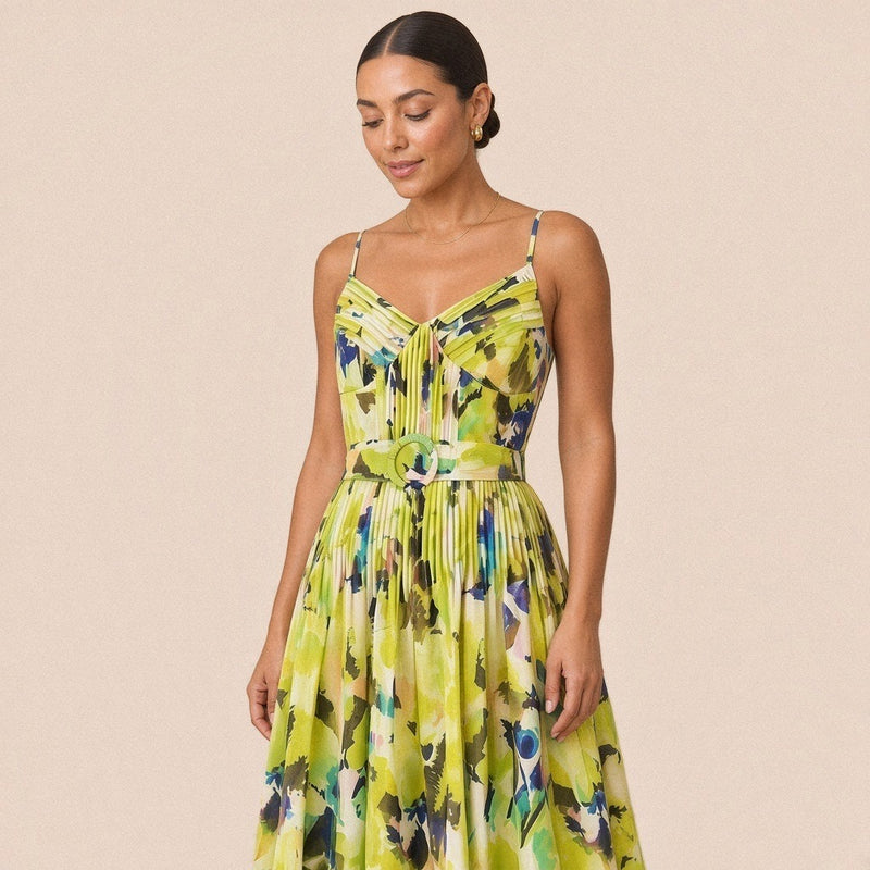 Robe longue plissée à fines bretelles et ceinture à boucle ronde, imprimé jaune, détail du buste nervuré