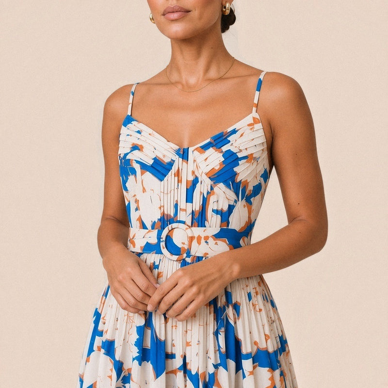 Robe longue plissée à fines bretelles et ceinture à boucle ronde, imprimé blanc et bleu, détail du buste nervuré