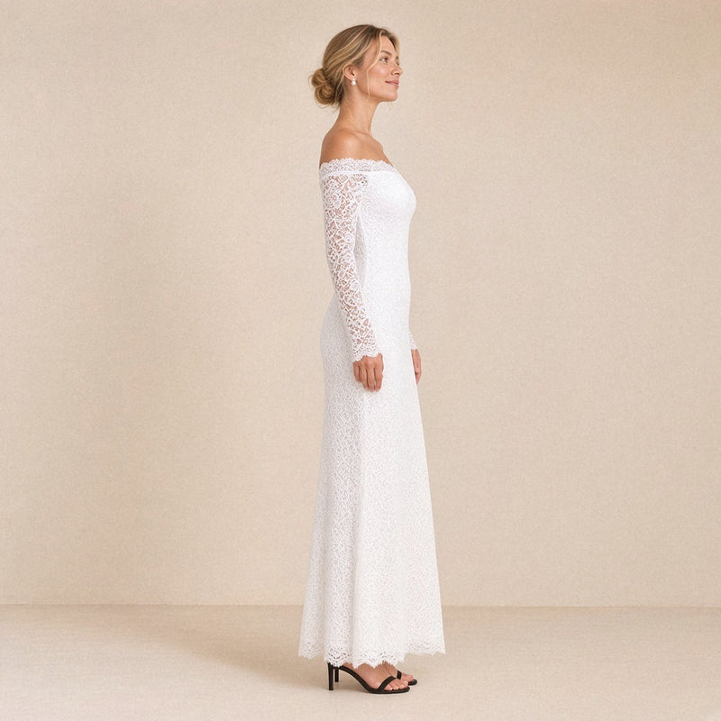 Robe longue sirène en dentelle épaules dénudées blanche portée, vue de profil